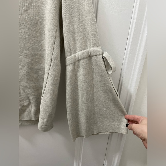GREAT CONDITION!!! XS Banana Republic Bell Sleeve Sweater!! - Picture 3 of 3